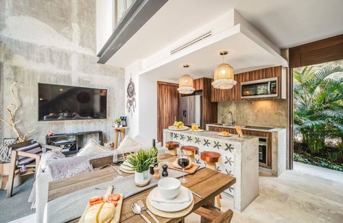 Playa Paraiso Condominio | Rare 1BR Swim Up w/Cenote | Osmosis | Gym | Desk