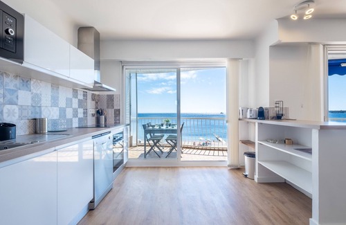 Pointe Croisette Apartamento | RARE! 2-Br Seafront Apartment