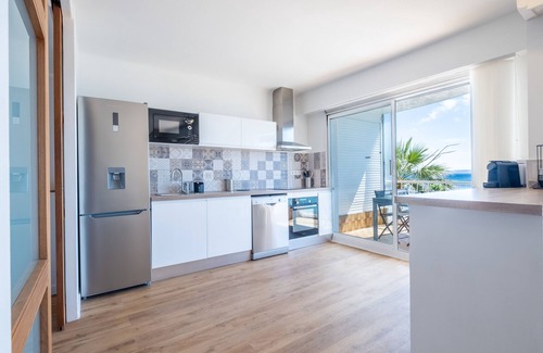 Pointe Croisette Apartamento | RARE! 2-Br Seafront Apartment