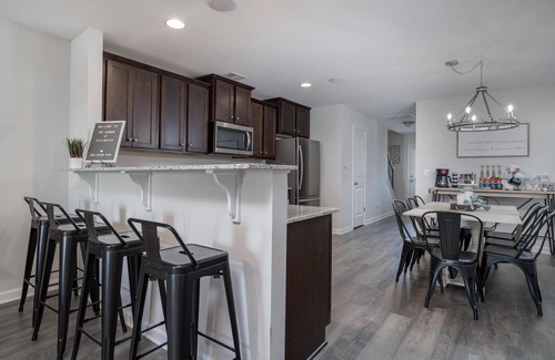 West Columbia Casa | Rare 3️⃣ Bath! Family Friendly Townhome Near Everything. Fire Pit and Water View