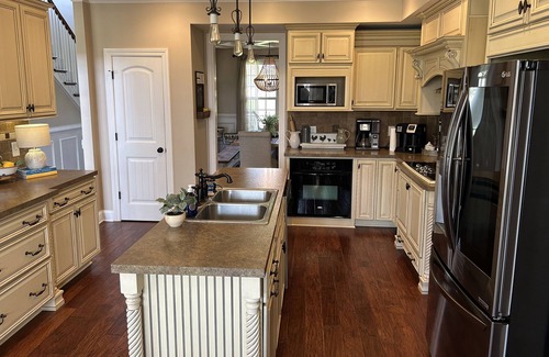 Kedron Casa | Rare 8-bedroom house in Columbia, TN. Minutes from Franklin. Pool and 12 acres