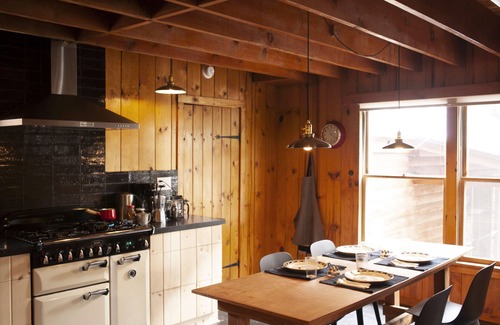 Fern Valley Cabina | Rare & Authentic in Prime Location, Views, Chef Kitchen & Style