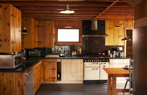 Fern Valley Cabina | Rare & Authentic in Prime Location, Views, Chef Kitchen & Style