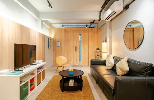 Yan Nawa Casa | Rare Bangkok Townhouse Perfect for Groups, 8 mins to Train