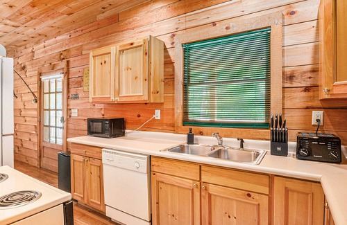 Lakemont Cabina | Rare easy access RV, trailer, & motorcycle parking, dog friendly cabin