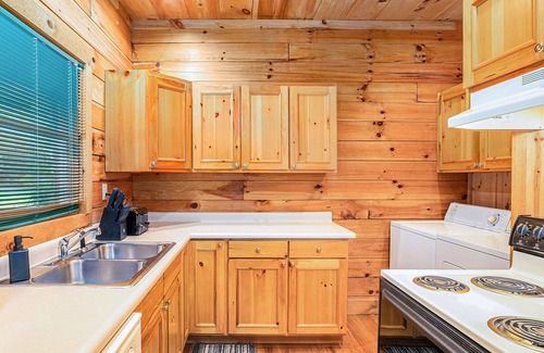 Lakemont Cabina | Rare easy access RV, trailer, & motorcycle parking, dog friendly cabin