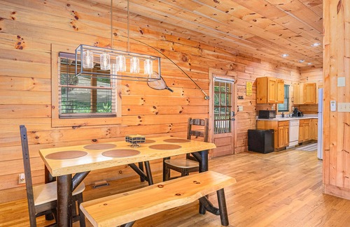Lakemont Cabina | Rare easy access RV, trailer, & motorcycle parking, dog friendly cabin