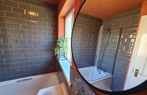 Merthyr Tydfil Casa | RARE FIND 3BR Detached with Garage Bike Park Wales & Brecon Beacons