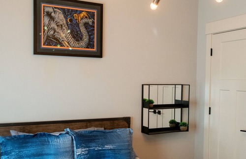 Lawrence Otro | RARE FIND for groups! Creature comfort & beyond! Art! Luxury! Wide Open Spaces!