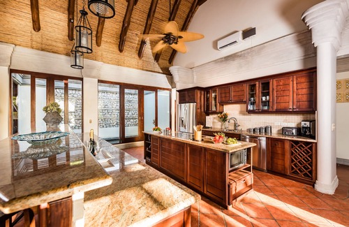 Playa Langosta Casa | Villa de lujo frente al mar con 5 Master Suites frente al mar