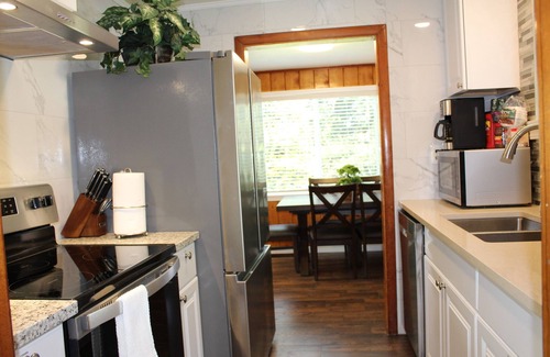 Federal Way Casa | House on 1 .5 acre land - Rare find. Private, nice and quiet. Renovated 08/2023