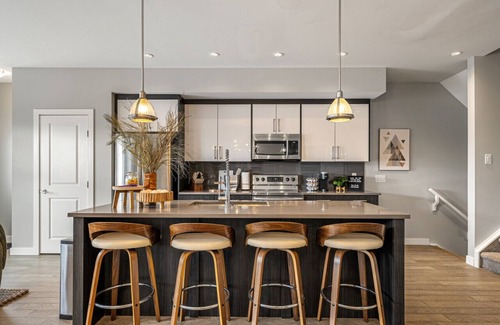 Kensington Casa | Rare Find* Luxury Kensington | Vibrant & Exclusive