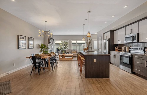 Kensington Casa | Rare Find* Luxury Kensington | Vibrant & Exclusive