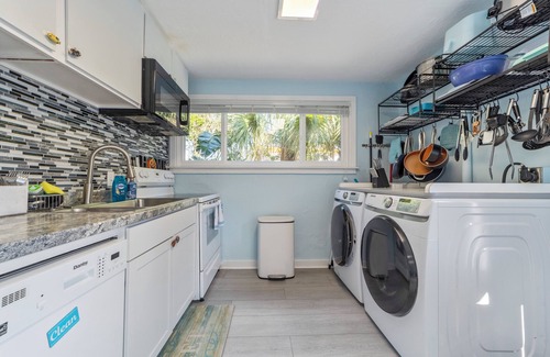 South Peninsula Historic District Casa | Rare Find, Ocean across street, Ample Parking, Restaurants, Murals in Home!