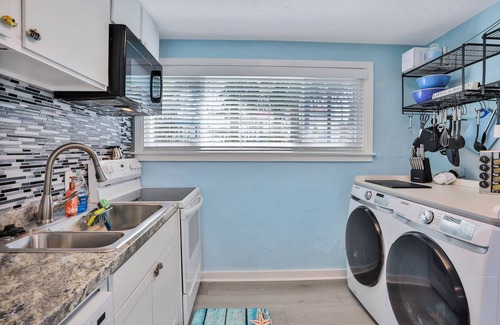 South Peninsula Historic District Casa | Rare Find, Ocean across street, Ample Parking, Restaurants, Murals in Home!