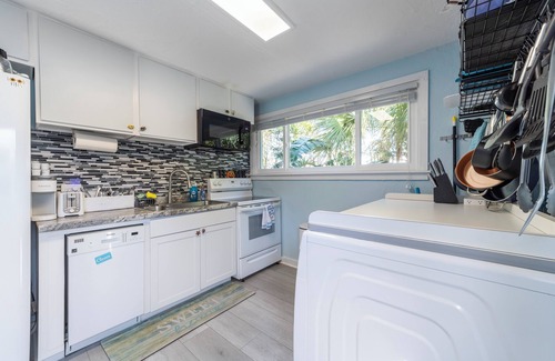 South Peninsula Historic District Casa | Rare Find, Ocean across street, Ample Parking, Restaurants, Murals in Home!