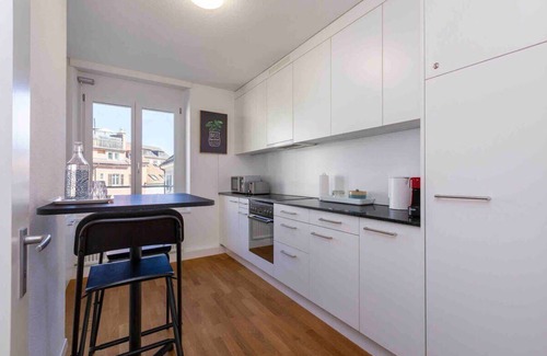 Werd Apartamento | RARE FIND Spacious 2-BR Downtown Apartment 4B