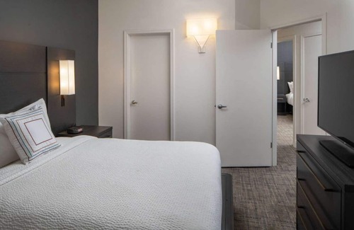 Arts/Warehouse District Complejo | Rare Find! Stylish and Pet-friendly 2BR Suite, Private Kitchen, Free Breakfast!
