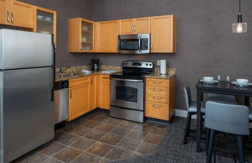 Arts/Warehouse District Complejo | Rare Find! Stylish and Pet-friendly 2BR Suite, Private Kitchen, Free Breakfast!