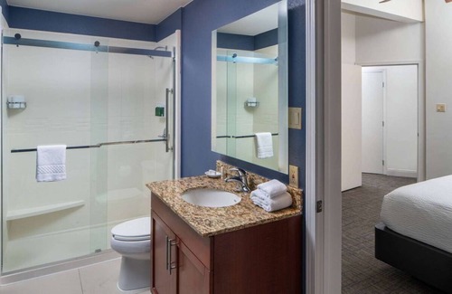 Arts/Warehouse District Complejo | Rare Find! Stylish and Pet-friendly 2BR Suite, Private Kitchen, Free Breakfast!