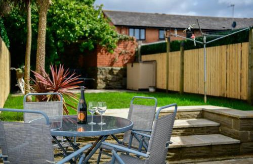 Castle Casa | Rare Free Parking in Heart of the City - Highly Rated Townhouse & Garden - Peaceful Area Less Than 5min Walk to Beach, Shops, Bars, Arena, Marina, Parks