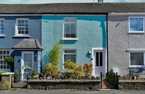 Castle Casa | Rare Free Parking in Heart of the City - Highly Rated Townhouse & Garden - Peaceful Area Less Than 5min Walk to Beach, Shops, Bars, Arena, Marina, Parks