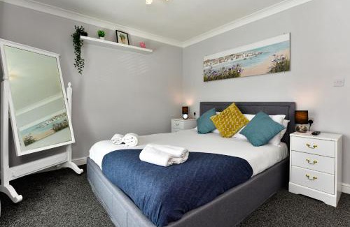 Castle Casa | Rare Free Parking in Heart of the City - Highly Rated Townhouse & Garden - Peaceful Area Less Than 5min Walk to Beach, Shops, Bars, Arena, Marina, Parks