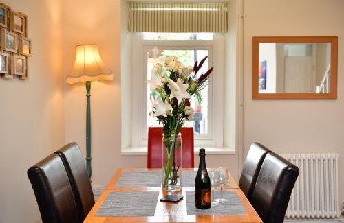 Castle Casa | Rare Free Parking in Heart of the City - Highly Rated Townhouse & Garden - Peaceful Area Less Than 5min Walk to Beach, Shops, Bars, Arena, Marina, Parks