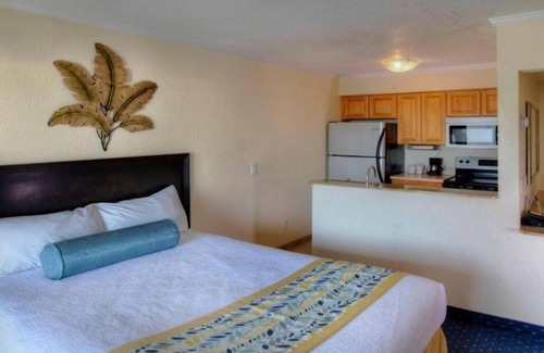 Rocky Point Hotel | Rare Gem! Unit w/ Balcony, Kitchen! Pool & FREE Parking, Close to Ybor Museum