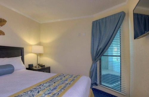 Rocky Point Hotel | Rare Gem! Unit w/ Balcony, Kitchen! Pool & FREE Parking, Close to Ybor Museum