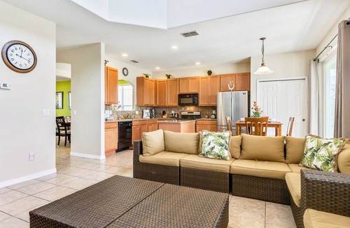 Veranda Palms Casa | Rare Lake Front Pool, GameRoom, AC, WiFi, Self-Check-In