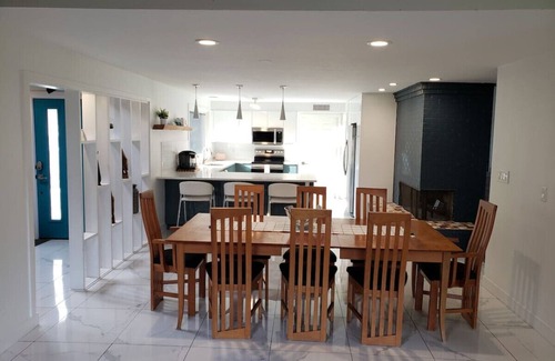 Urbandale Casa | RARE Mid-Mod Home. Spacious inside-and-out.