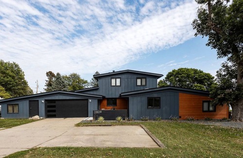 Urbandale Casa | RARE Mid-Mod Home. Spacious inside-and-out.
