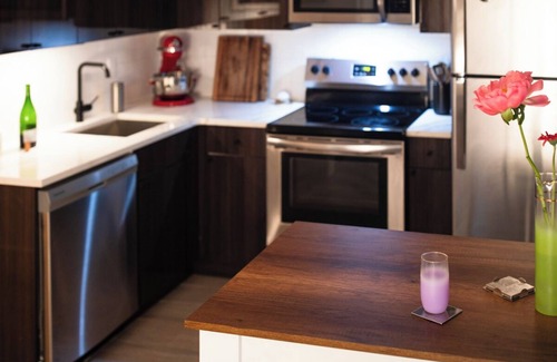 Bushwick Apartamento | RARE. Patio. Fire pit. BBQ. Private. Modern Amenities.