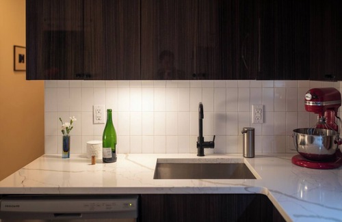 Bushwick Apartamento | RARE. Patio. Fire pit. BBQ. Private. Modern Amenities.