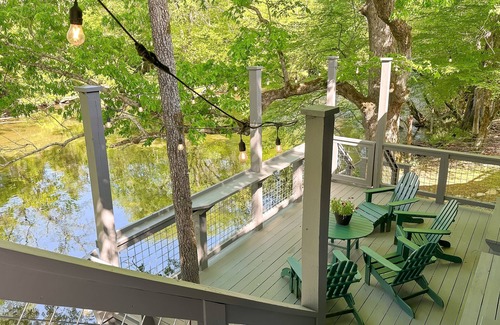 Sevierville Cabina | Cabina privada de 2 acres frente al río en las grandes montañas humeantes