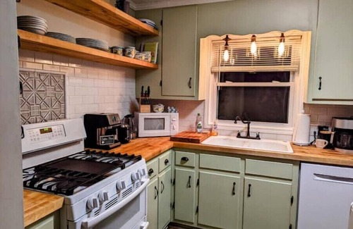 Carrboro Casa | Rare Remodeled Home with 2 California King Beds Walkable to Carrboro and Weaver