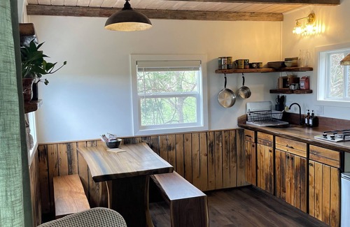 Norwalk Cabina | RARE Spacious Treehouse & Sauna Near Des Moines