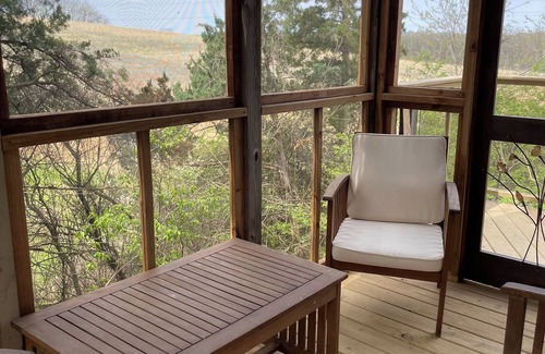 Norwalk Cabina | RARE Spacious Treehouse & Sauna Near Des Moines