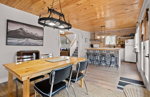 Val-des-Monts Cabaña | Rarely offered 2 waterfront cottages with 2 hot tubs side by side!