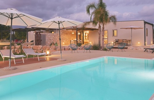 Scicli Villa | Rariki, hillside villa, 4 minutes from beaches and views of the Ragusa coast.