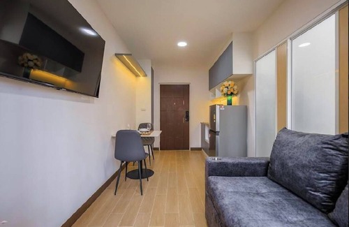 Bang Sao Thong Hotel | Raspberry Mansion