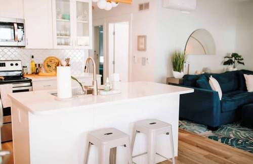 Downtown Dunedin Cabaña | Rave Reviews Walk to Downtown Dunedin & Waterfront Pets Ok -Barefoot Parrot 1