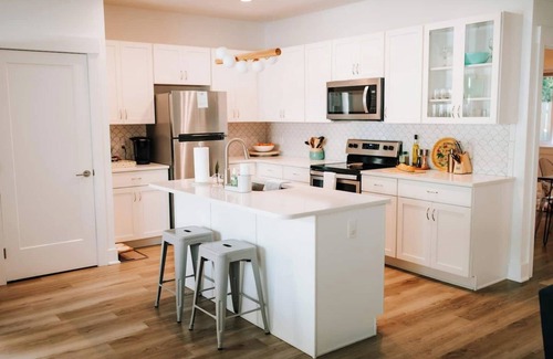 Downtown Dunedin Cabaña | Rave Reviews Walk to Downtown Dunedin & Waterfront Pets Ok -Barefoot Parrot 1