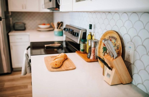Downtown Dunedin Cabaña | Rave Reviews Walk to Downtown Dunedin & Waterfront Pets Ok -Barefoot Parrot 1