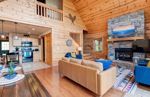 Wolf Laurel Cabina | Raven Cliff - Mountain Views/7 Person Hot Tub