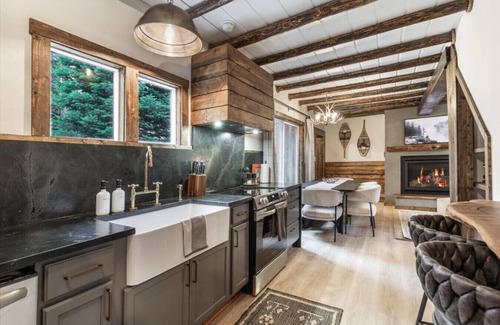 Island Park Cabina | Raven's Rest at Macks Inn | Hot Tub | 20 MI to YNP