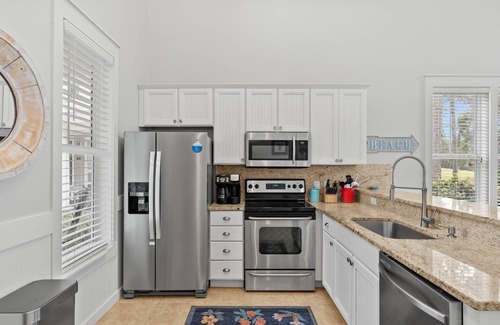 Laurel Grove Casa | "Ravens Hollow" Awesome 2/2 in Laurel Grove with 5 Star Host, cart, pool, & gym