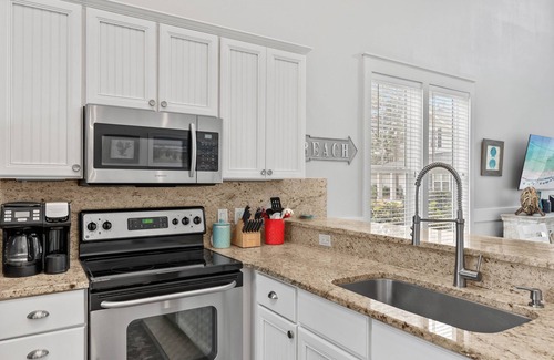 Laurel Grove Casa | "Ravens Hollow" Awesome 2/2 in Laurel Grove with 5 Star Host, cart, pool, & gym