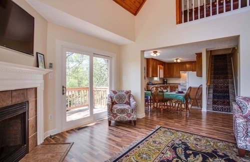 Montebello Cabina | Ravens Roost--mountain views, hot tub, fireplace